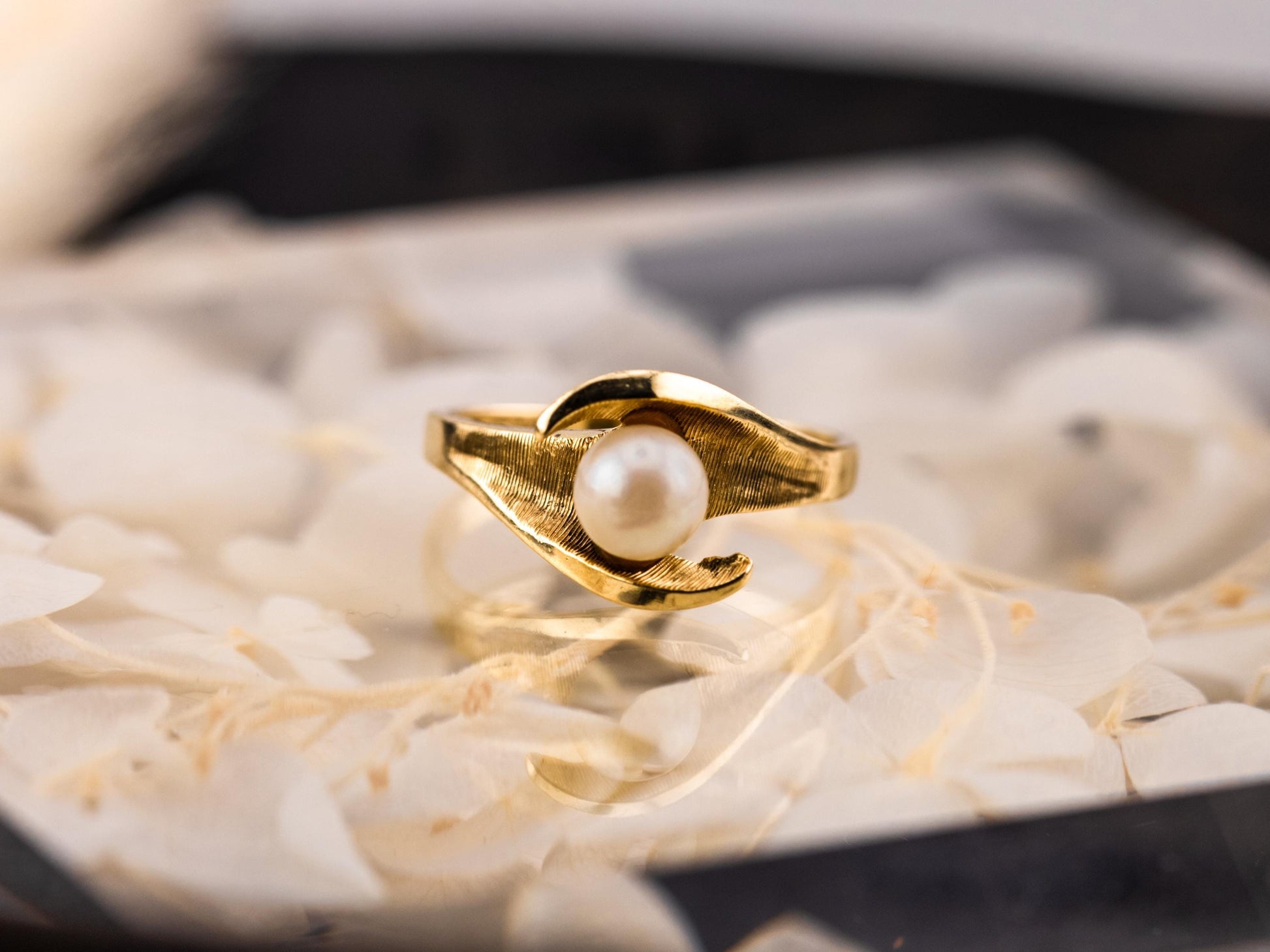 Vintage pearl ring 14k solid gold