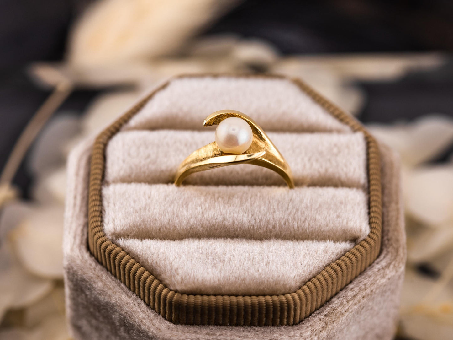 Vintage pearl ring 14k solid gold