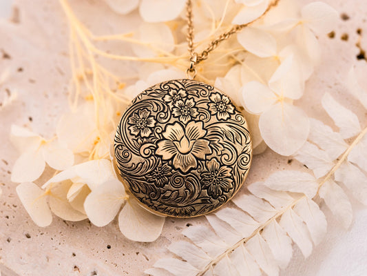 Vintage locket necklace photo locket round