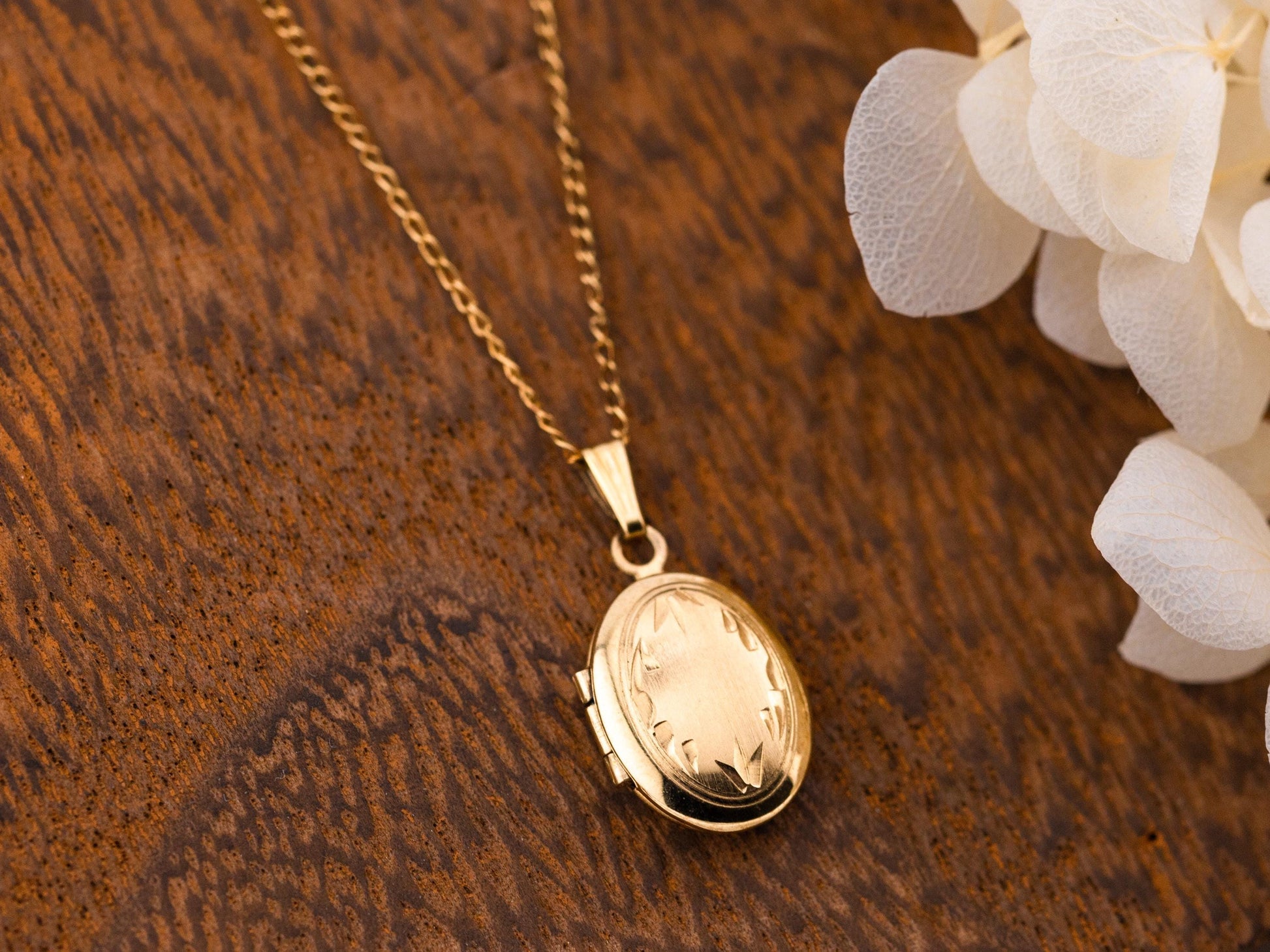 Vintage Locket Oval Photo Locket gold with chain