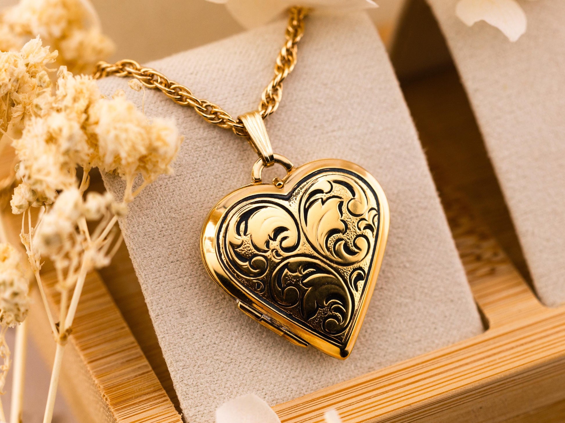 Vintage heart locket photo locket pendant yellow gold necklace