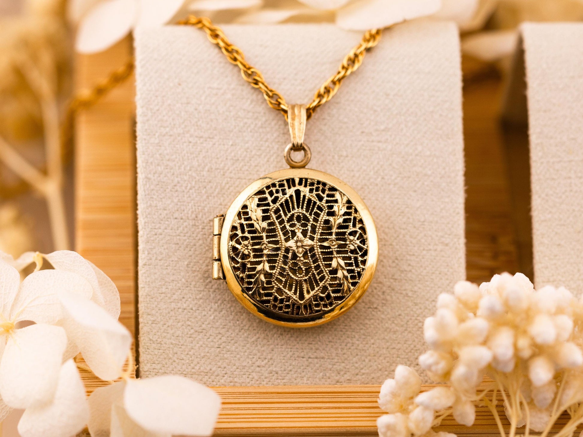 Vintage locket necklace photo locket round yellow gold filled