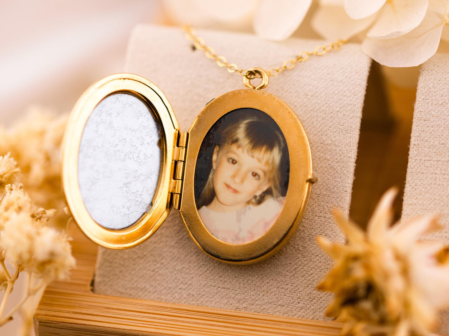 Vintage oval locket photo locket 4 photos 14k yellow gold filled floral engraved