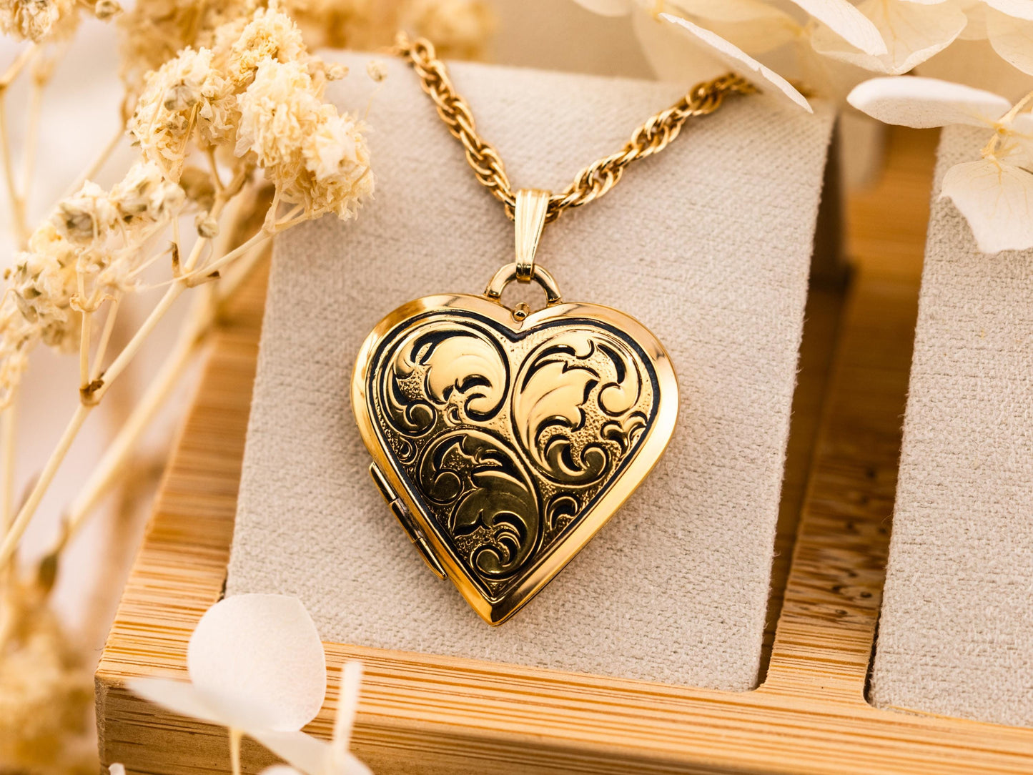 Vintage heart locket photo locket pendant yellow gold necklace