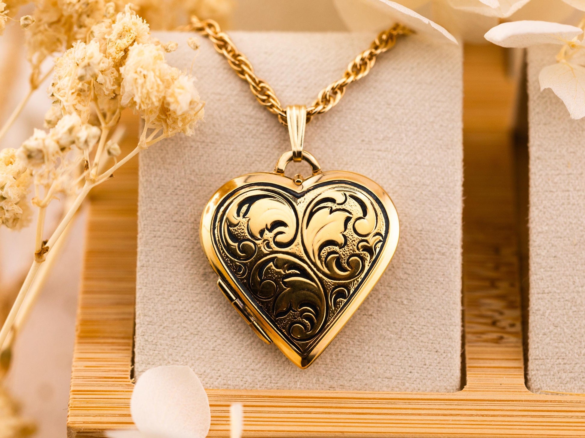 Vintage heart locket photo locket pendant yellow gold necklace