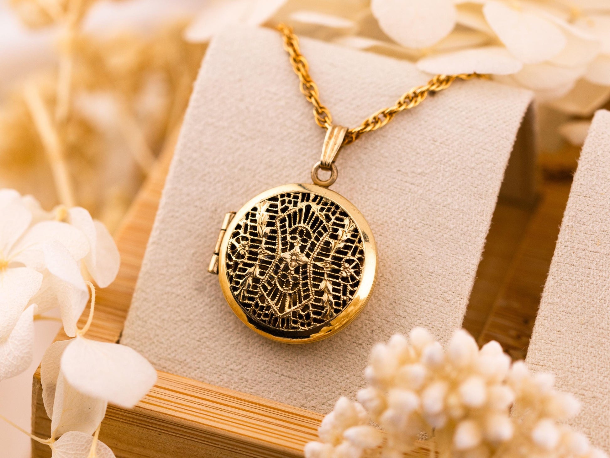 Vintage locket necklace photo locket round yellow gold filled