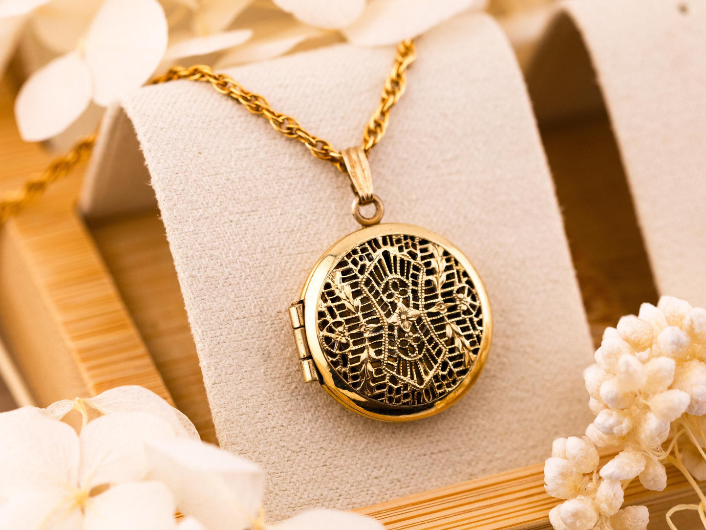 Vintage locket necklace photo locket round yellow gold filled