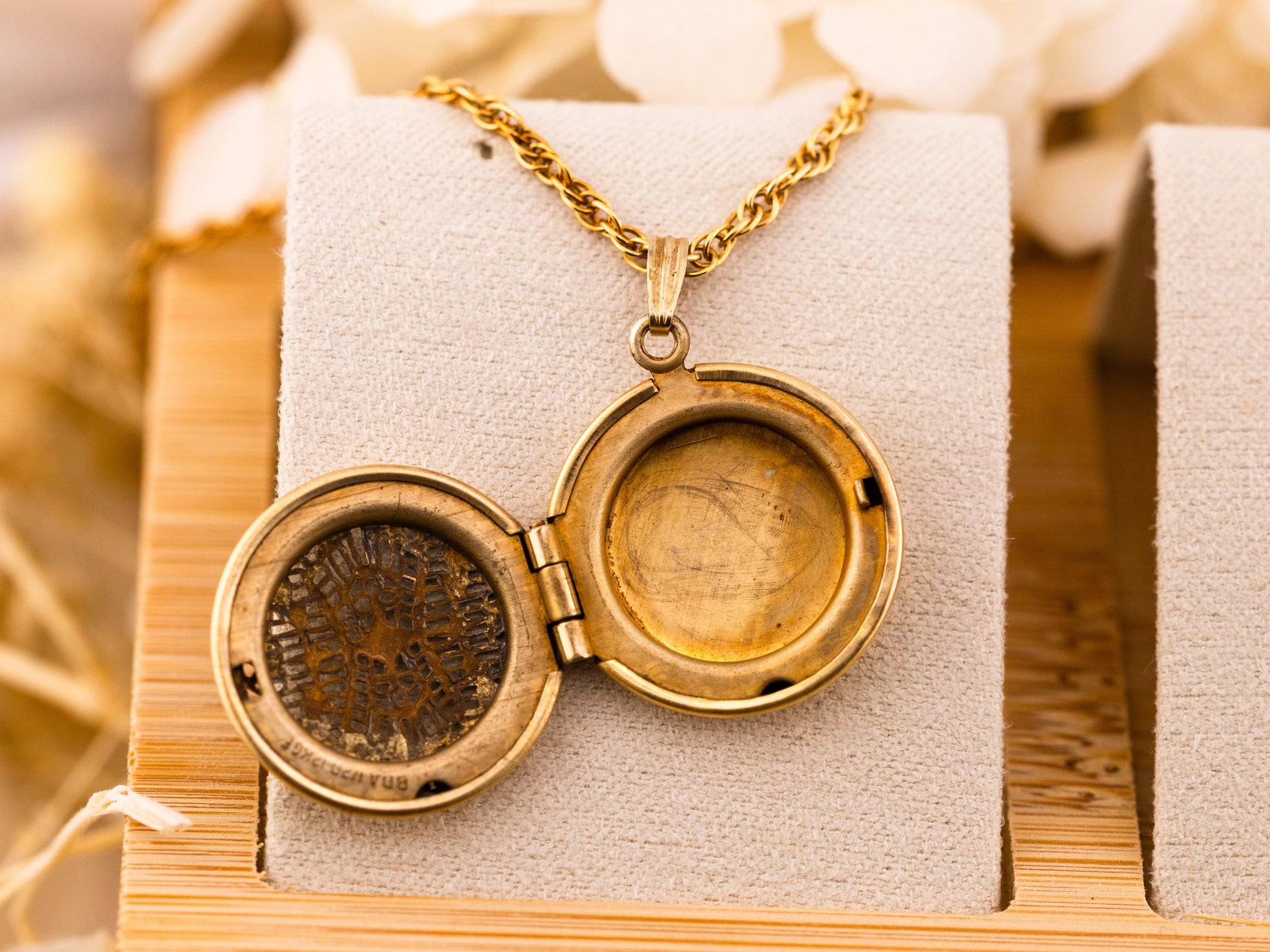 Vintage locket necklace photo locket round yellow gold filled