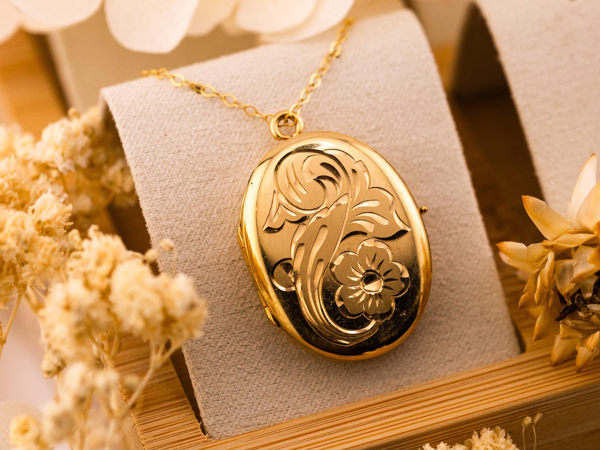 Vintage oval locket photo locket 4 photos 14k yellow gold filled floral engraved